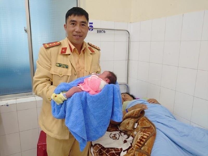 Đại uý Nguyễn Như Trung - Đội trưởng Đội CSGT Công an H.Lạc Dương vào bệnh viện thăm mẹ con chị Đơng Gur K’Sray. Ảnh: người dân cung cấp