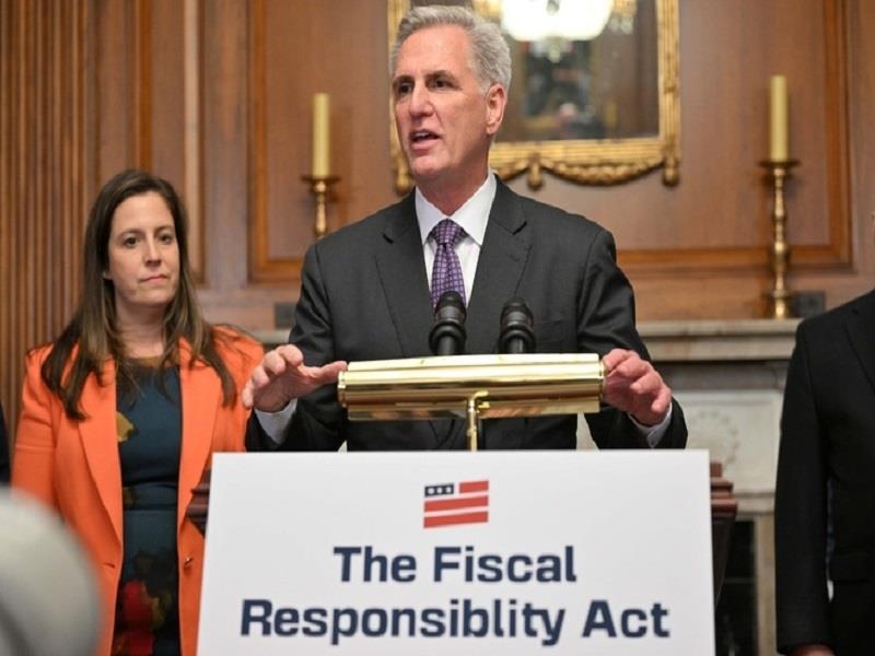 Chủ tịch Hạ viện Mỹ Kevin McCarthy trả lời báo chí sau khi Hạ viện thông qua dự luật về trần nợ công. (Ảnh: AFP)
