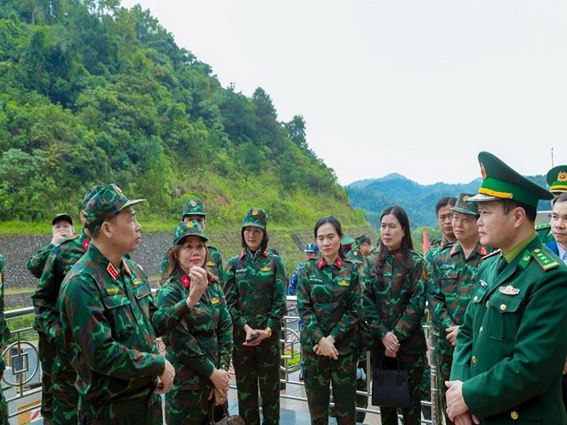 Lãnh đạo Học viện Quốc phòng trực tiếp đưa học viên Lớp bồi dưỡng kiến thức quốc phòng và an ninh khóa 93 đi thực tế tại vùng biên giới tỉnh Lạng Sơn, tìm hiểu về kết hợp củng cố quốc phòng, an ninh gắn với phát triển kinh tế - xã hội. Ảnh: XUÂN KIÊN