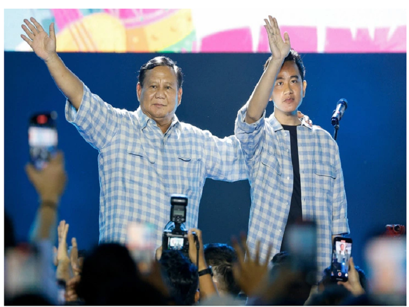 Ông Prabowo Subianto (trái) cùng ứng viên Phó tổng thống Gibran Rakabuming Raka tuyên bố chiến thắng tối 14/2. (Ảnh: Reuters)