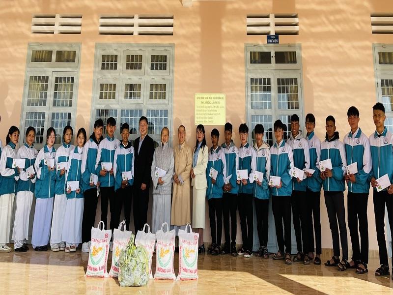 Ban Từ thiện Giáo hội Phật giáo Đà Lạt và lãnh đạo Hội Khuyến học tỉnh tặng học bổng và gạo cho các em học sinh Trường THPT Đạ Nhim có hoàn cảnh khó khăn