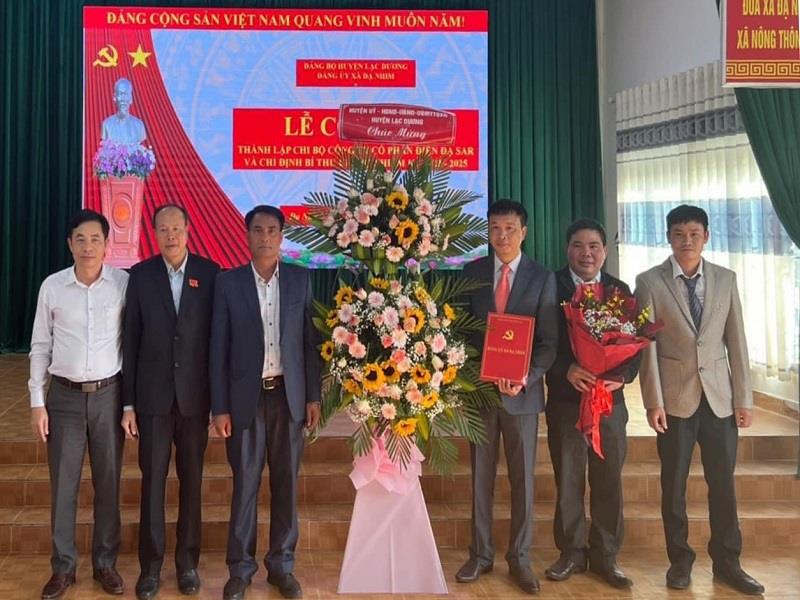 Đại diện lãnh đạo Huyện ủy Lạc Dương chúc mừng thành lập Chi bộ Công ty cổ phần Điện Đạ Sar