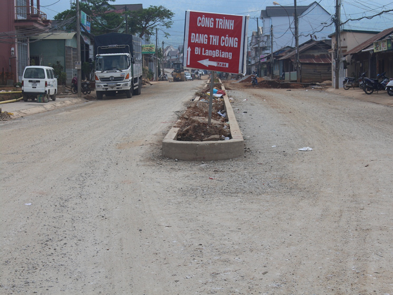 Đường Lang Biang, thị trấn Lạc Dương thi công năm 2015 (giai đoạn 2)