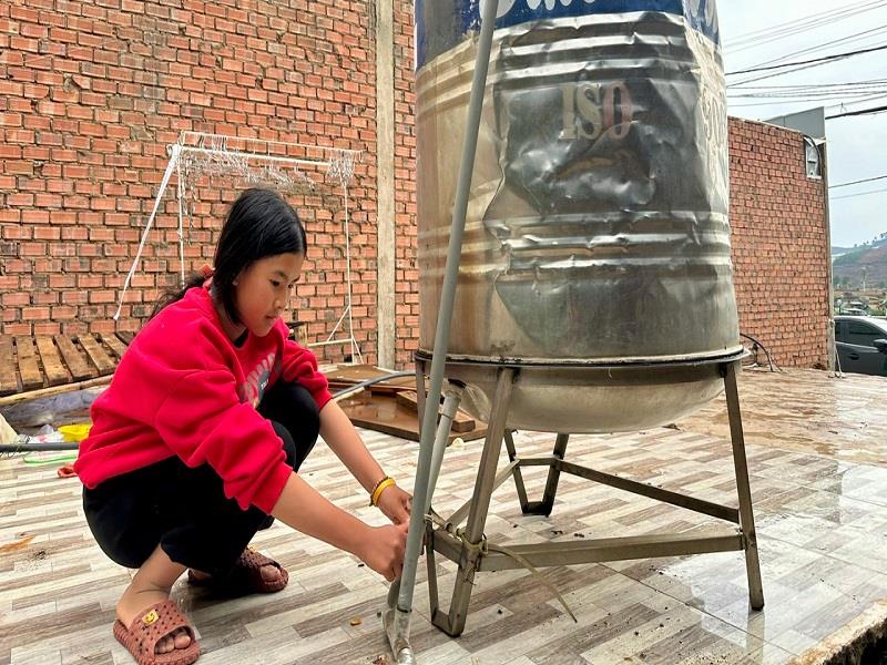 Nhiều hộ dân trên địa bàn huyện Lạc Dương phải dự trữ nước trong các bồn chứa để sử dụng