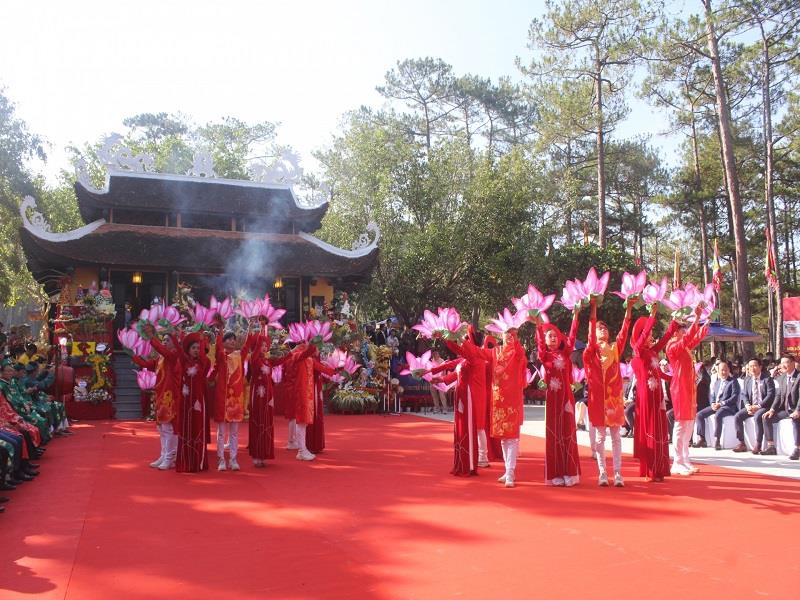 Múa dâng lễ vật trong Lễ hội Giỗ Tổ Hùng Vương năm 2023