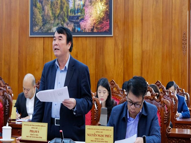 Đồng chí Phạm S - Phó Chủ tịch UBND tỉnh thay mặt Ban cán sự UBND tỉnh giải trình một số vấn đề tại hội nghị