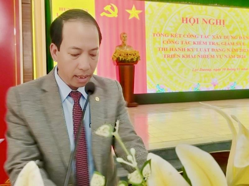 Đồng chí Sử Thanh Hoài - Bí thư Huyện ủy, Chủ tịch HĐND huyện phát biểu chỉ đạo hội nghị