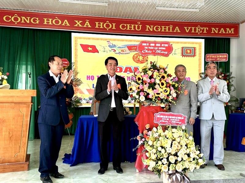 Lãnh đạo Đảng ủy, HĐND, UBND thị trấn Lạc Dương tặng hoa chúc mừng Đại hội