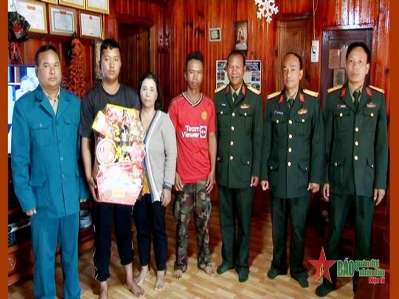 Hội đồng Nghĩa vụ quân sự huyện Lạc Dương tặng quà Liêng Jrang Phi Jăng (thứ hai từ trái sang) trước ngày lên đường nhập ngũ