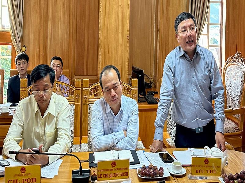 Đồng chí Bùi Thế - Phó Bí thư Huyện ủy, Chủ tịch UBND huyện Lạc Dương trao đổi ý kiến tại buổi làm việc