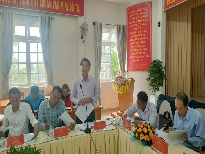 Đồng chí Nguyễn Hữu Hòa - Bí thư Đảng ủy thị trấn Lạc Dương báo cáo kết quả thực hiện nhiệm vụ chính trị 4 tháng đầu năm 2024