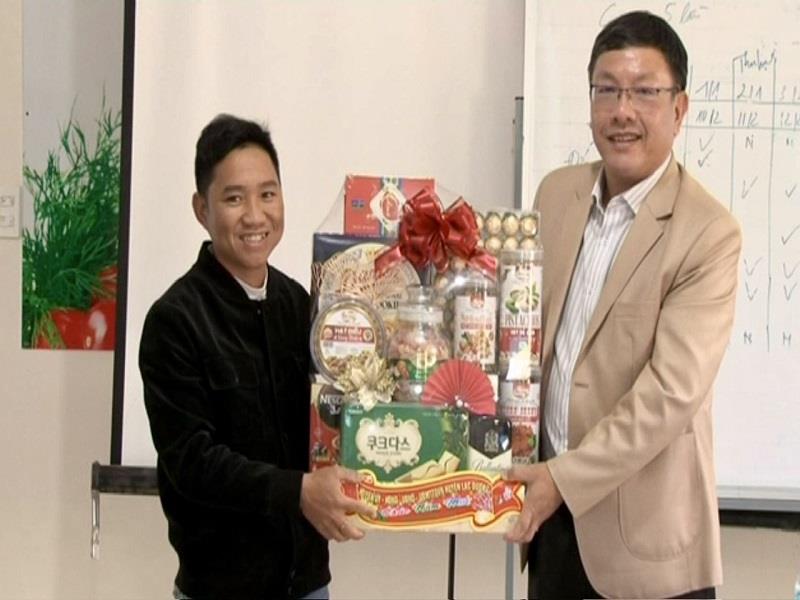 Chủ tịch UBND huyện Lạc Dương Bùi Thế tặng quà cho Trang trại sản xuất rau Wineco (xã Đạ Nhim)