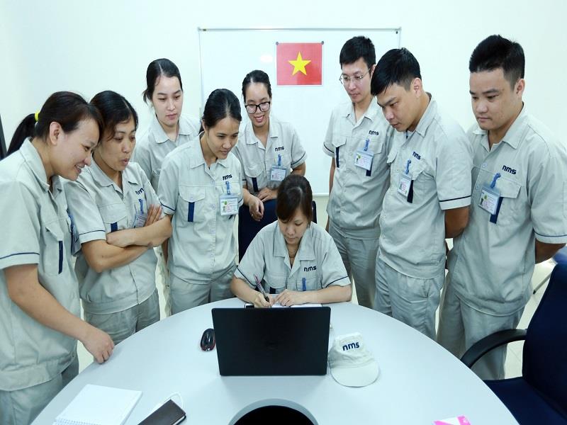 Đảng viên Công ty TNHH NMS Việt Nam (vốn đầu tư của Nhật Bản) tại Khu công nghiệp Đồng Văn II (tỉnh Hà Nam) trao đổi nghiệp vụ trong một buổi sinh hoạt chi bộ_Ảnh: TTXVN