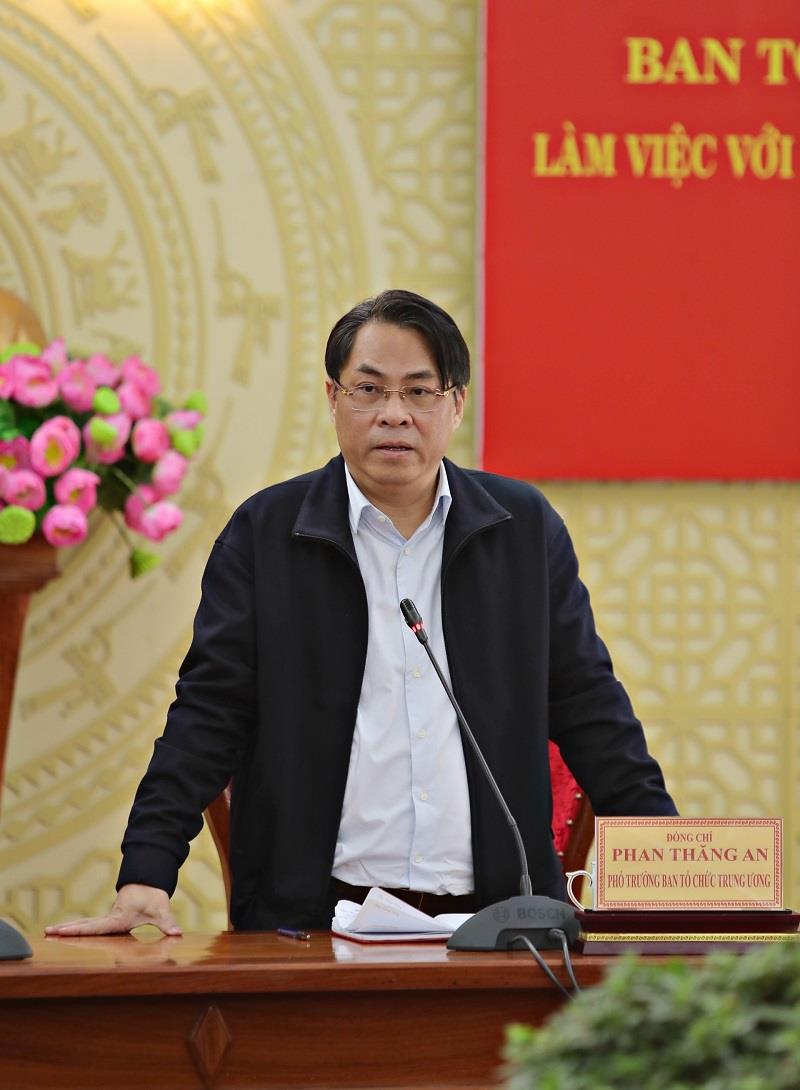 Đồng chí Phan Thăng An - Phó Trưởng Ban Tổ chức Trung ương công bố quyết định của Bộ Chính trị về công tác cán bộ của tỉnh Lâm Đồng