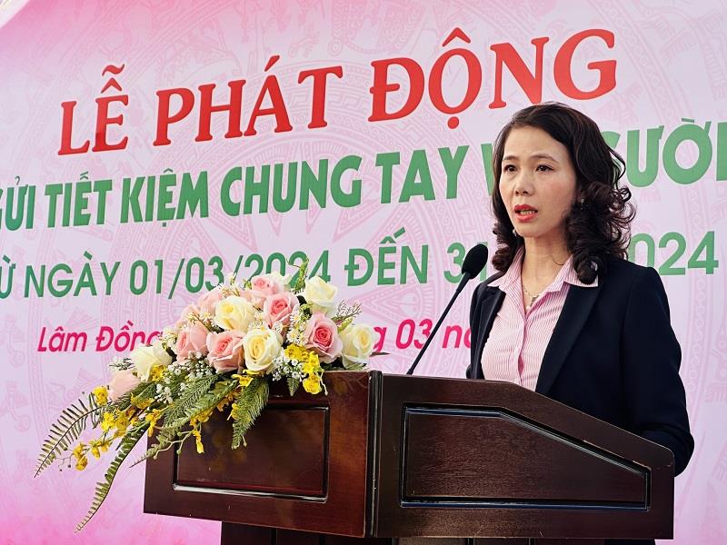 Bà Nguyễn Thị Ngọc Thu - Giám đốc NHCSCH chi nhánh tỉnh Lâm Đồng phát động Chương trình Gửi tiền tiết kiệm chung tay vì người nghèo