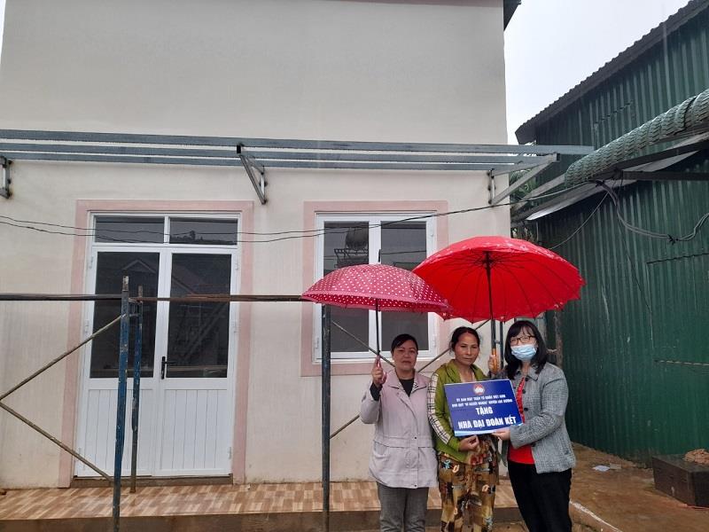 Lãnh đạo Ủy ban MTTQ Việt Nam huyện và thị trấn Lạc Dương bàn giao nhà “Đại đoàn kết” cho hộ khó khăn về nhà ở trên địa bàn thị trấn