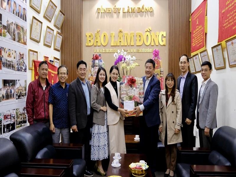 Chủ tịch UBND huyện Lạc Dương thăm, chúc Tết Báo Lâm Đồng