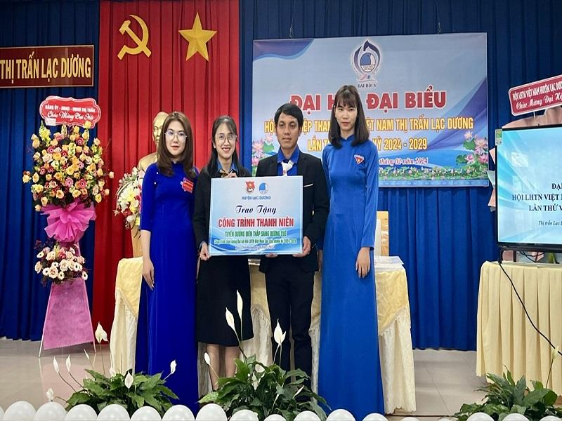 Ủy ban Hội LHTN Việt Nam huyện Lạc Dương trao tặng công trình thanh niên cho Hội LHTN Việt Nam thị trấn Lạc Dương
