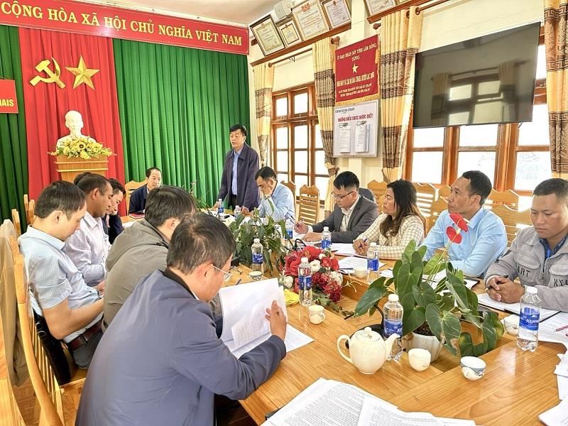 Phó Chủ tịch UBND huyện Lạc Dương báo cáo tình hình triển khai thực hiện Làng Văn hóa dân tộc Cơ Ho
