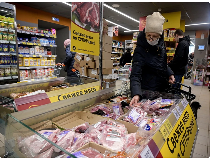 Người dân mua sắm tại một siêu thị ở thủ đô Moscow, Nga. (Ảnh: AFP/TTXVN)