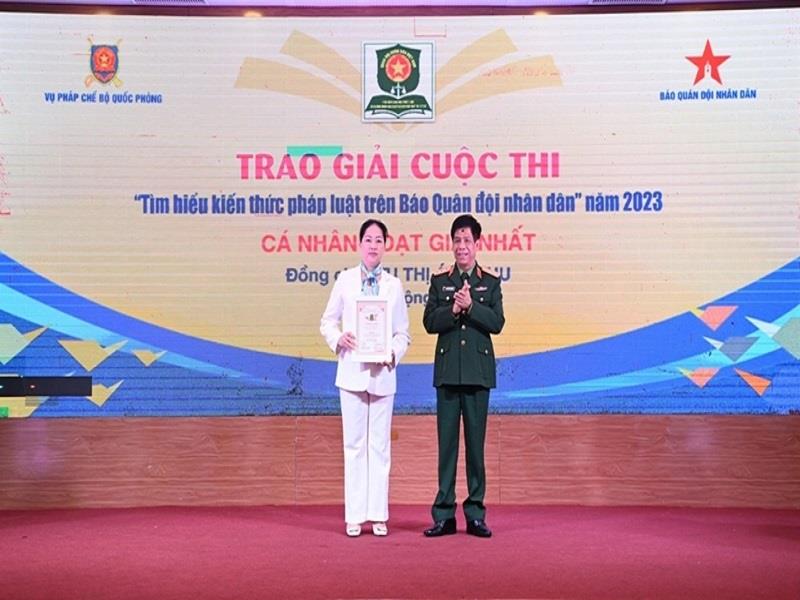 Thượng tướng Nguyễn Văn Nghĩa, Phó Tổng tham mưu trưởng Quân đội nhân dân Việt Nam trao giải Nhất cá nhân năm của Cuộc thi “Tìm hiểu kiến thức pháp luật trên Báo Quân đội nhân dân năm 2023