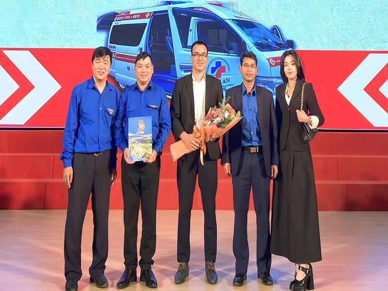 Ban Thư ký Hội LHTN Việt Nam tỉnh trao quyết định ra mắt mô hình Xe cứu thương nghĩa tình