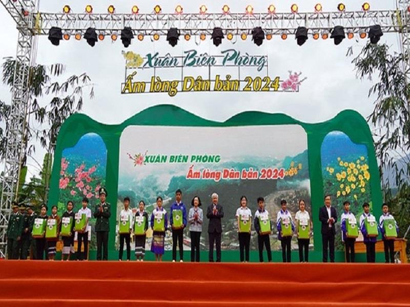 Thường trực Ban Bí thư Trương Thị Mai và Chủ tịch Ủy ban Trung ương MTTQ Việt Nam Đỗ Văn Chiến tặng quà bà con xã Dân Hóa (Minh Hóa, Quảng Bình) vào ngày 12/1/2024.