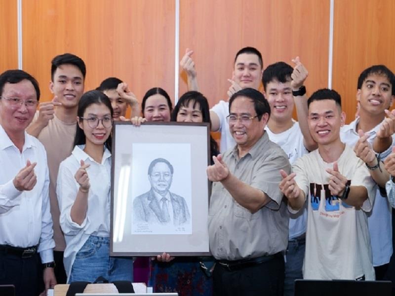 Tác phẩm của học sinh khiếm thính bộ môn nghệ thuật Trường Cao đẳng Sư phạm Trung ương tặng Thủ tướng - Ảnh: VGP/N.Bắc