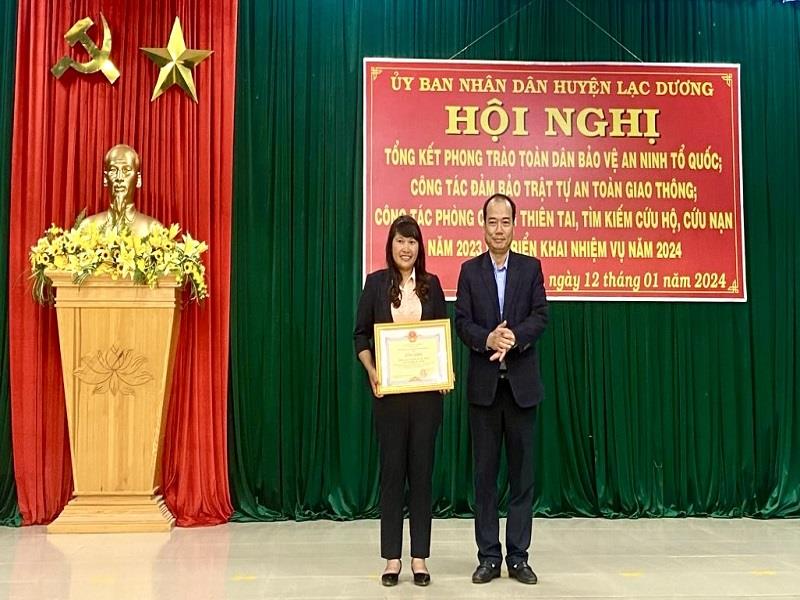 Phó Chủ tịch UBND huyện Lạc Dương Lê Chí Quang Minh tặng bằng khen của UBND tỉnh cho tập thể xuất sắc