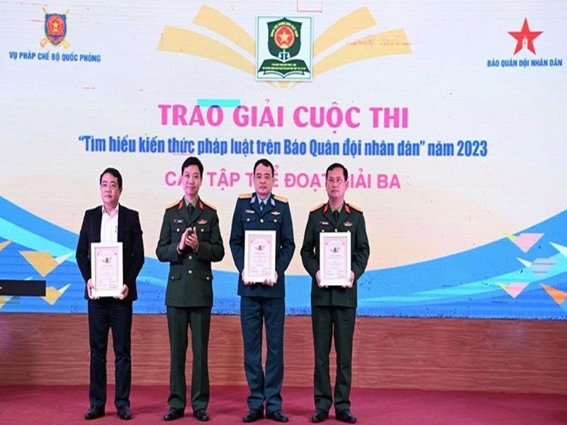 Đại tá Phạm Đức Hoài, Phó vụ trưởng Vụ Pháp chế Bộ Quốc phòng, đồng Trưởng ban tổ chức Cuộc thi trao giải Ba tập thể năm của Cuộc thi “Tìm hiểu kiến thức pháp luật trên Báo Quân đội nhân dân năm 2023.