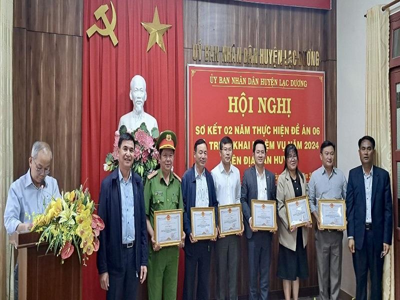 Phó Bí thư Thường trực Huyện ủy Lạc Dương Ya Tiong và Phó Chủ tịch HĐND huyện Đỗ Khắc Lợi trao giấy khen cho các tập thể xuất sắc