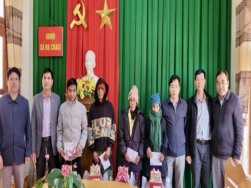 Lãnh đạo huyện Lạc Dương tặng quà Tết cho các gia đình chính sách tiêu biểu