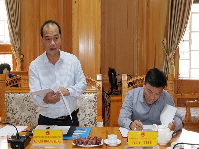 Phó Chủ tịch UBND huyện Lạc Dương Lê Chí Quang Minh báo cáo tại buổi làm việc