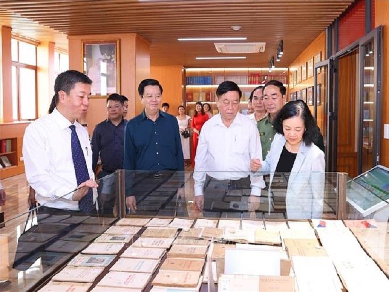 Đồng chí Trương Thị Mai với các đại biểu tham quan phòng truyền thống của Nhà xuất bản Sự thật.