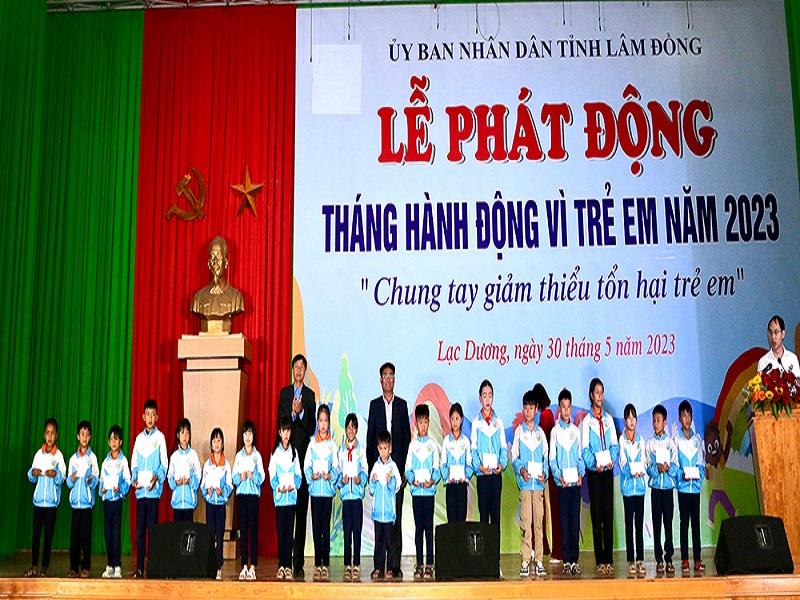 Phó Bí thư Thường trực Huyện ủy Lạc Dương Ya Tiong và Phó Chủ tịch UBND huyện Cil Poh trao học bổng của UBND huyện cho học sinh nghèo, học sinh dân tộc thiểu số có hoàn cảnh khó khăn