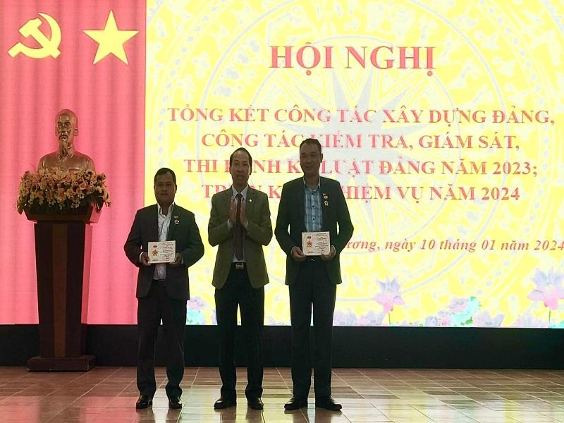 Đồng chí Sử Thanh Hoài - Bí thư Huyện ủy, Chủ tịch HĐND huyện trao Kỷ niệm chương “Vì sự nghiệp kiểm tra Đảng” của Ủy ban Kiểm tra Trung ương cho các đảng viên