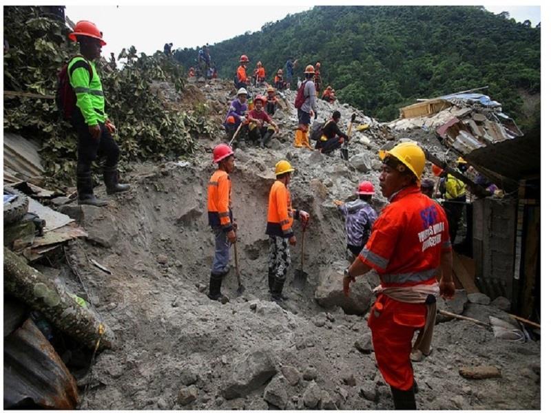 Hoạt động tìm kiếm và cứu hộ tiếp tục được triển khai sau trận lở đất ở làng Masara, thành phố Maco, tỉnh Davao de Oro, Philippines. (Ảnh: China Daily)