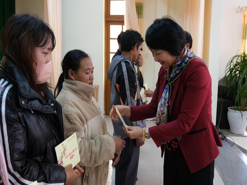Đồng chí Phạm Thị Phúc trao quà Tết cho các hộ gia đình có hoàn cảnh khó khăn tại xã Lát