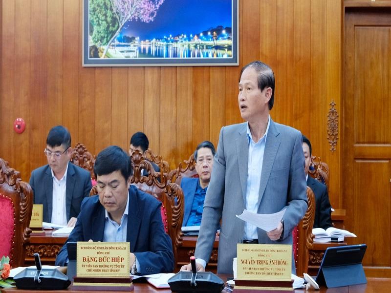 Đồng chí Nguyễn Trọng Ánh Đông - Ủy viên Ban Thường vụ, Trưởng Ban Tổ chức Tỉnh ủy báo cáo thêm các vấn đề về công tác xây dựng Đảng