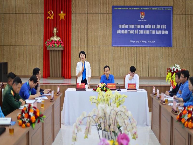 Đồng chí Phạm Thị Phúc - Trưởng Ban Dân vận Tỉnh ủy phát biểu tại buổi làm việc