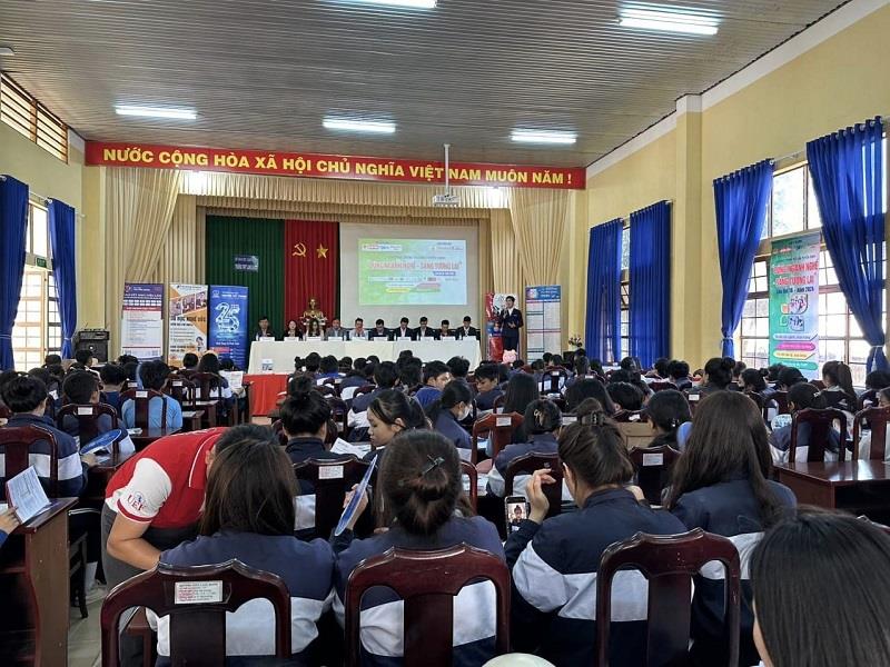 Chương trình thu hút hơn 130 học sinh trường THPT Lang Biang tham gia