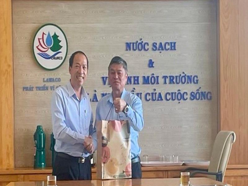 Bí thư Huyện ủy Lạc Dương Sử Thanh Hoài tặng quà cảm ơn sự phối hợp của lãnh đạo Công ty Cổ phần Cấp thoát nước Lâm Đồng đối với địa phương