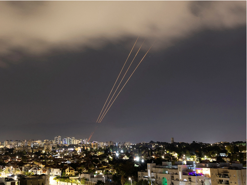 Các hệ thống phòng không tại thành phố Ashkelon của Israel hoạt động vào ngày 14/4 sau khi Iran tấn công. (Ảnh: Reuters)