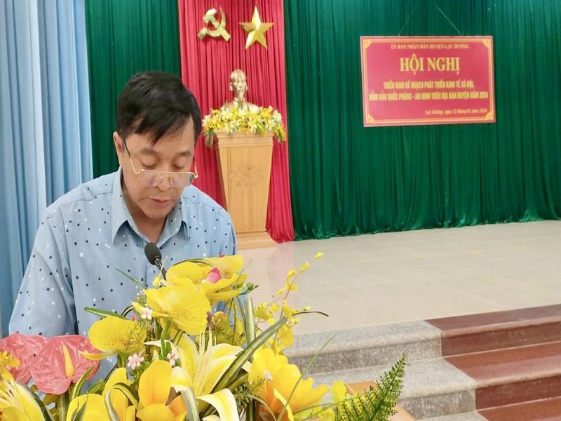 Đồng chí Cil Poh - Phó Chủ tịch UBND huyện phát động phong trào hỗ trợ người nghèo trên địa bàn huyện năm 2024