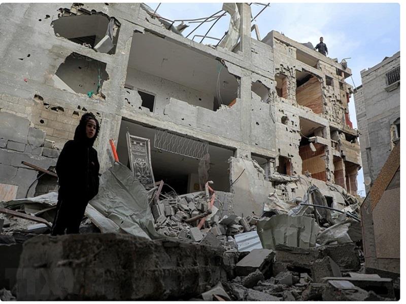 Một tòa nhà bị phá hủy sau cuộc không kích của Israel xuống thành phố Rafah, Dải Gaza. (Ảnh: THX/TTXVN)