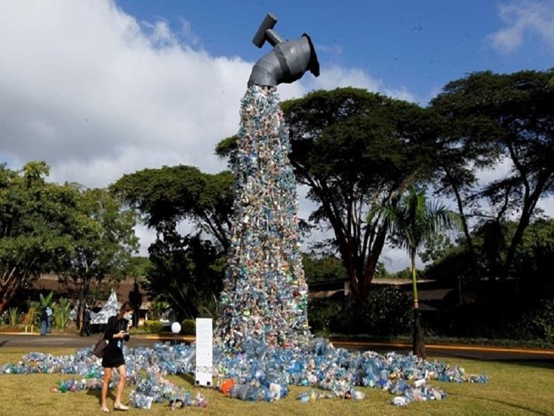 Một mô hình từ rác thải nhựa đặt tại Trụ sở Chương trình Môi trường Liên hợp quốc. (Ảnh: Reuters)