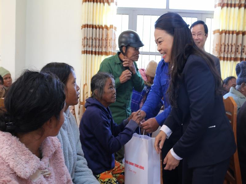 Phó Chủ tịch, Tổng Thư ký Ủy ban Trung ương MTTQ Việt Nam Nguyễn Thị Thu Hà tặng quà Tết cho hộ nghèo xã Đưng K’Nớ