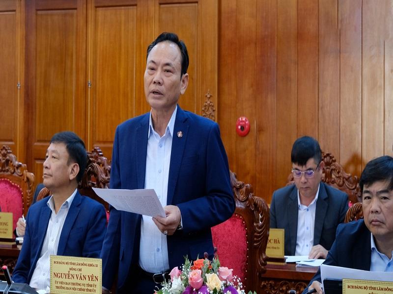 Đồng chí Nguyễn Văn Yên - Ủy viên Ban Thường vụ, Trưởng Ban Nội chính Tỉnh ủy đóng góp một số ý kiến về việc điều chỉnh hợp lý các chỉ tiêu trong Chương trình hành động thực hiện Nghị quyết số 42