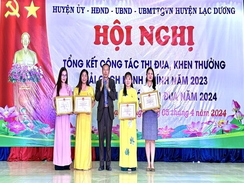 Đồng chí Đàm Minh Tuấn - Phó Giám đốc Sở Nội vụ, Trưởng Ban Thu đua - Khen thưởng tỉnh trao công nhận danh hiệu Chiến sĩ thi đua cấp tỉnh của UBND tỉnh cho các cá nhân