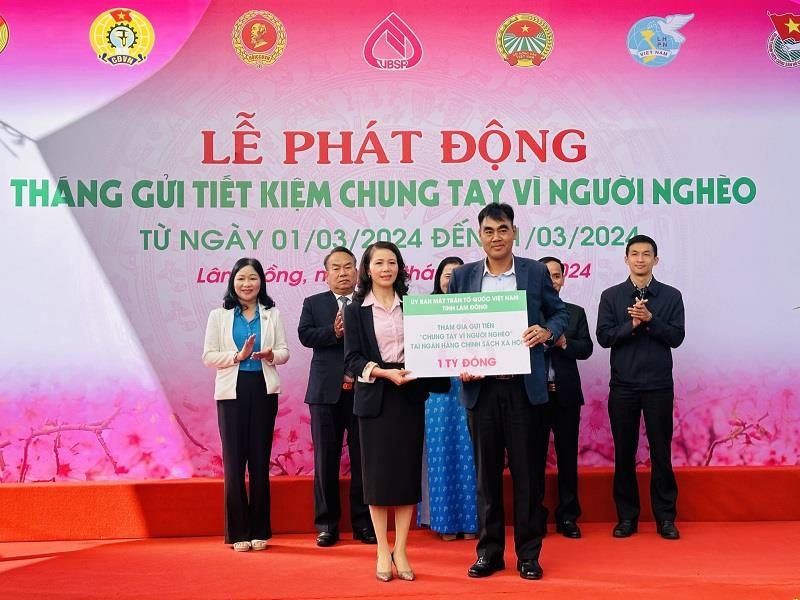 Uỷ ban Mặt trận Tổ quốc Việt Nam tỉnh Lâm Đồng trao hợp đồng gửi tiết kiệm